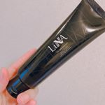 LINNA、お風呂上がりの洗い流さないトリートメントです。海外のお菓子🍭にありそうな甘ーい香りそろそろ乾燥でパサつく季節なので髪の毛にも潤いを💦#LINNA #リンナ #アウトバストリ&hellip;のInstagram画像