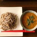 『五島産鯛の出汁入りレトルトカレー』を蕎麦の出汁つゆ代わりに食べてみた。カレーは蕎麦の茹で汁で溶いてゆるくしたほうが蕎麦に絡みやすい。鯛出汁のカレーだから、蕎麦屋のカレーみたいになるかと思って作ってみ&hellip;のInstagram画像