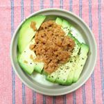 鮭フレークうま辛ラー油仕立てをいただいたので、カマンベールチーズとアボカドと合わせて、ココットカマンを作ってみました💓*作り方は簡単♬①カマンベールチーズを半分に切って、ココットにそれぞれ&hellip;のInstagram画像