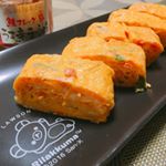 ご飯にかけてももちろん美味しい😆ちょっとピリ辛なのが癖になる鮭フレークですっ👌🏻💕..普段甘めの卵焼きしか作らないけど、今回は鮭フレークとネギを入れてみました！ん～っ美味しい😋&hellip;のInstagram画像