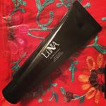 『LINNA(リンナ)アウトバストリートメント』アウトバストリートメントを初めて使ったけど、楽だし髪もスルスル指通りがいい！ベリー系のヨーグルトみたいな甘い香りも心地いいです♪少量で良く伸びる&hellip;のInstagram画像