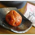 梅の紀乃家さんの池袋リニューアル記念お楽しみ袋を頂きました！子供の頃から梅が大好きなのですごく嬉しい☺️！＊1枚目:白干梅。塩分18%の大粒梅！しょっぱいですが、肉厚で後から梅の果実の美味&hellip;のInstagram画像