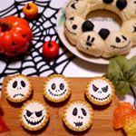 ハロウィンパーティー用にレアチーズタルトと豆乳白パンを作りました😊👻🎃お顔はナイトメアビフォアクリスマスのジャックです✨＊@kaoooru_1003 さんの色んな表情のジャックが可愛すぎて真似&hellip;のInstagram画像