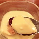 .ミックス粉と、牛乳と水を混ぜて、冷やすだけで美味しいマンゴープリンができました♡.簡単なので娘も一緒に😊.ナッツもトッピングして✨.トロトロおいしい〜💕.#共立食&hellip;のInstagram画像