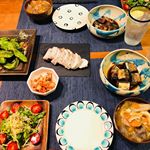 夜ご飯です！毎晩秋の食材を使って献立を考えていますがやはり秋刀魚にキノコに美味しいものばかり🍄1枚目の鶏肉とたっぷり野菜のあんかけうどんと2枚目のお味噌汁にはポンと入れるだけで自宅で取った出汁と変わら&hellip;のInstagram画像