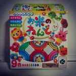 お米の粘土〜🎶小麦アレルギー(＋)のじーちゃんと一緒に遊べるやーつ‼️うちの実家用にしよー😃9色あるからいろいろ掛け合わせて新しい色作るのも楽しそう😆しっとりした感触で固くなりにくそう&hellip;のInstagram画像