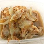 （懸賞のモニターが溜まってます😹🤫）.手羽元とたまねぎのだしめんつゆ煮炊飯器で煮ると放置するだけでほろほろの煮物になります、お気に入り〜！.プレミ本舗さんにいただいたまるご&hellip;のInstagram画像