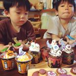 息子たちとハロウィンのお菓子作り。目玉の砂糖菓子のオーナメントのおかげで一気にハロウィン感🎃#音楽会の代休 #こどもとお菓子作り #完成後食べたくて仕方ない息子たち #デコレーションしながらつ&hellip;のInstagram画像
