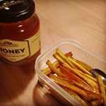 2018.10.29お夜食＊さつま芋の蜂蜜がけ頑張る夫に差し入れ兼、自分のお楽しみ。揚げたさつま芋に蜂蜜を絡めて、芋ケンピ風。めっちゃ美味しいし、幸せになれる味。ただし、カロリ&hellip;のInstagram画像