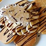 🥞７枚の同じサイズの可愛いパンケーキが焼けるパンケーキプレートで、バナナチョコパンケーキを作ってみた😍❤️・以前、挑戦し損ねた@eggsnthingshi 風の生クリームたっぷりの&hellip;のInstagram画像