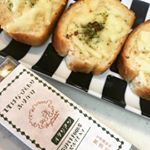 スーパーフードのふりかけに初挑戦！何にかけてもいっきにイタリアンになる優れものです。オニオンとかガーリックがフライされて入ってるから食感もサクサク良い！ 今回はパンにチーズをのせその上にフリフリ！&hellip;のInstagram画像