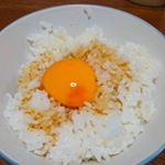 届きました！さっそく卵かけご飯♡私は贅沢に卵黄のみ！その分、娘は卵白2倍！卵は@87hanna さんところの琉球卵！お醤油は、今回モニターでいただいたアサムラサキの&hellip;のInstagram画像