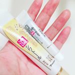 シワトールとシミトールのレビュー✨.シワトールから。シワトールは出してみると金粉が混ざってました✨贅沢感増しますね😁✨化粧水後、目の周りと口の周りのシワに馴染ませます。サラサラ&hellip;のInstagram画像