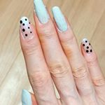 2週間ぶりくらいにネイルをしました。最近爪が荒々でしかもひびが入ったり割れちゃったりしてネイルをするのを避けていました💧まだ改善まではいってませんが新しくネイルカラーを買っ&hellip;のInstagram画像