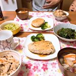 昨日の夕飯はモニターでもらった「まるごとキューブだし」を使った夕飯🍽.鰹節がたっぷり入ったお出汁でかおりもすごくよきよき💞子供のとりわけご飯を作ったから薄味にしたけどすっごく美味しくできました&hellip;のInstagram画像