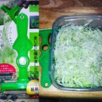 簡単にとんかつ屋さんのふわふわの千切りキャベツが出来ました！！若干飛び散りますが許容範囲内です。これ使ってからスライサーでの千切りキャベツしなくなりました。とってもよい商品ですよ(≧&nabla;≦)&hellip;のInstagram画像