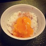 かき醤油を使った卵かけご飯。甘過ぎず、辛過ぎずのベストな味。最近、ご飯少なめにしてたのに、思わず多めにしてしまったｗ.#アサムラサキ #かき醤油 #たまごかけご飯 #ＴＫＧ #monipla &hellip;のInstagram画像