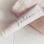 ..パケが可愛い洗顔料。.ホワイトクレイ&ハーブのペーストに、スクラブ入り。.泡だてなくてOKなので、朝の時短用にオススメなんだそう。.使ってみたら、すごくしっとりな洗&hellip;のInstagram画像