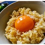 午前の打ち合わせから腹ペコで帰宅したのでお昼ご飯！前から密かに楽しみにしてた卵かけご飯🍚某料理番組流の卵かけご飯をアサムラサキさんのかき醬油で。途中で神宗のつぶ昆をかけると、個人的最強の組&hellip;のInstagram画像