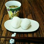 今日のお昼は塩にぎりとカップみそ汁日本人はこれだよね〜美味しい簡単海の精のあらしおを使っておにぎり作りましたふんわりとやわらかいあらしおなので、塩だけでもザラザラしなく&hellip;のInstagram画像