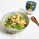 焼鯖のだし茶漬け。出汁はしいたけと昆布の精進だし。白米に白ごまを混ぜ込んで。みつば、みょうがと共に、焼鯖ほぐしをトッピング。ホッとカラダも温まるだし茶漬け。お夜食に。#さば #さば&hellip;のInstagram画像