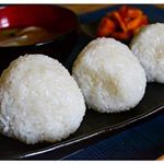 先日のお昼ご飯。娘のリクエストでおにぎり🍙海の精さんのお塩サンプルを頂いてたので塩むすび！あらしおドライ・やきしお・ほししお の三種類。見た目じゃさすがに分からんけど😂味は塩が違うだけ&hellip;のInstagram画像