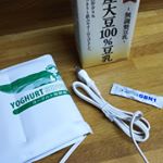 ヨーグルトを作る発酵器&hearts;️牛乳や豆乳のパックごと巻いて温めるだけ❗️(中に菌を入れるけどね☺️) 早速、無調整豆乳をヨーグルトにしてみたよ&hearts;️健康的ｨー&hearts;️ #GBN1 #monipla #n&hellip;のInstagram画像