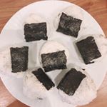 .今日は早起きしてお出かけ✨朝ごはんにおにぎりたくさんもって行きます🍙😋.海苔がパリッと美味しいです♪.#山本海苔店 #梅の花 #梅の花焼海苔 #ギフト #お歳暮 #monip&hellip;のInstagram画像
