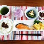 朝ごはん❤小松菜とお揚げさんのササッと煮、焼き紅鮭、卵焼き、煮豆。まるごとキューブだしを使って、おだしの効きた卵焼き。かつお節の風味が豊かな小松菜煮。朝からモリモリ元気な一&hellip;のInstagram画像