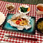 #夜ご飯昨日遂に鍋は飽きたとクレームがww楽やのに&hellip;🥺お味噌汁にまるごとキューブだしを使ってみた！楽すぎた今日も#ズボラメニューほうれん草はシリコンスチーマーホイル焼きは切って&hellip;のInstagram画像