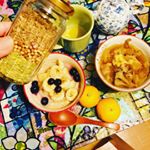 #優雅な朝ごはんを食べて初の都内の現場疲れてお腹ぺこぺこおでんが無性に食べたくなりイートインのないコンビニで中国人がよそってくれたおでんを真っ暗な公園で食べてる。すっぴ&hellip;のInstagram画像