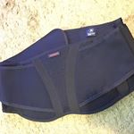 *双子の娘が生まれてから日々の何気ない育児の中で腰への負担は半端なく、いつしか腰痛持ちに( ᐪᐤᐪ )*今回、AIDERの腰サポーターを試しています♬*腰の部分に一番効率的なV&hellip;のInstagram画像