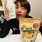 ウィンク下手くそw.キッズスムージー続いてます😊娘は飽きちゃったみたいだけど、息子は毎朝飲んでるよ！水よりも牛乳のが美味しいみたい！普段は牛乳飲んでくれないけど、スムージーだったら&hellip;のInstagram画像