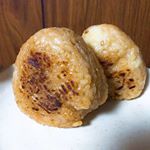 大量に作った&hearts;️これで冷凍保存して美味しい手作り焼おにぎりがいつでも食べられます。香ばしいお醤油のいい香り😍#アサムラサキ #かき醤油 #焼おにぎり #monipla #asamurasa&hellip;のInstagram画像