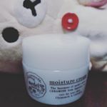 BbyEさまよりモニター頂きました😊伸びもよくてすぐしっとりになりました😆薬用なのもお肌に良さそう❤️ スパチュラもついているのでとても使いやすい😍1番気に入ったのがカモミールブレンドアロマの&hellip;のInstagram画像