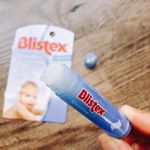 Blistexのリップクリーム『センシティブ』シアバター、ココアバター、ワセリン、フェノキシエタノール、ヒドロキシステアリン酸の5つの成分だけで作られた、肌に優しいリップクリーム。夜寝る前&hellip;のInstagram画像