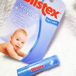 シンプルな原料のリップ。ワセリンベースでなめらかに伸びて使いやすい！シアバターとココアバターでしっかり保湿できるし無香料なのでこの上から口紅もぬれるのが気に入りました♪口紅使うとカサカサになる&hellip;のInstagram画像