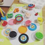 とりあえず、全色出して全部いじりたい。いちごとみかん🍊🍓ヘタくそですが一応認識してくれたようで、食べるマネしてくれた😅#お米のねんど #銀鳥産業 #monipla #gincho_fanのInstagram画像