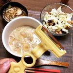 いつだかの夜ごはん朝のうちにホワイトシチューを煮込んでおけば帰ってからサラダと副菜を作れば出来上がりで楽チンでした。シチューを作るときに使ったのが#ののじ さんのピーラーです。刃の部分が大&hellip;のInstagram画像