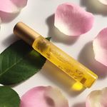 国産オーガニック @tokotowaorganics のロールオンパフュームオイル PINKを使っています🌹**国産オーガニックの月桃をはじめ、ローズやイランイランなどの私の好きな香りのエ&hellip;のInstagram画像