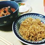 カレーピラフ作り方♪洗って水気を切った米をフライパンでバターと一緒に炒める。お釜に移しコンソメキューブ1つ、微塵切り玉ねぎ、レトルトカレーを入れて炊飯！ピピーで完成★めちゃくちゃ簡単でタイの出&hellip;のInstagram画像