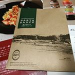 おうちで１人ランチ🍽️・レンジでパスタを茹でてピエトロさんから頂いた『蟹と蟹みその本格トマトソース』をかけたら出来上がり😋・私、蟹も蟹みそも大好き🦀なのでこのパスタソース、&hellip;のInstagram画像