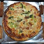 2018/12/11さっ寒ーい朝です。朝ごはんのために昨日作ったキッシュ。パイ生地は明治さまからいただいたもの。パイ皿からはみ出たパイ生地とちょっぴり余った生地は、パルメザンチ&hellip;のInstagram画像