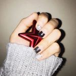 ジェルネイルしました✨..っていうのは嘘で、NAIlL's NAILジェルネイルストリップなんです😳..実は私はピアノを弾くためあまり爪を伸ばせないんです🙃.だからいつ&hellip;のInstagram画像