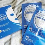 ひきしめマスク＆ひきあげマスク!と言うことで私が使用したのは青のひきしめマスク😊.顔に乗せるまでは普通のパックとなんら変わりないのだけど、このパックは2stepの工程が必要なんです！！！&hellip;のInstagram画像