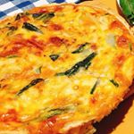 たっぷりほうれん草とベーコンのキッシュ🍳・ほうれん草と玉ねぎ、ベーコンを炒めて塩コショウ。パイシートをタルト型にせっせとはめて&hellip;卵2個と生クリーム100ml、粉チーズを合わせてさっき炒&hellip;のInstagram画像