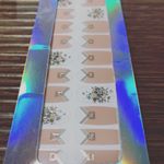 今回はこちらの、NAIL`sNAIL　ジェルネイルストリップをお試しさせて頂きました！！ なんとこちらはリアルジェル原料100%で、9つの独自皇帝技術が💡 ・ストーン効果エンボス層&hellip;のInstagram画像