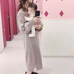 ..2人とも pink ❤︎.@naturalcouture_official さんのニットワンピは肌触りがやわらかくて もけもけしないから抱っこしてても 安心 ( ◠‿◠ )&hellip;のInstagram画像