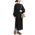 ❁#今日のコーデお休みなので楽ちんワンピース🐏ナチュラルクチュールさんのワッフル編み袖ケーブルワンピ、袖のボリューム感とアミアミ生地がかわいい☺️💗スリット入りで今年っぽい印象✨ア&hellip;のInstagram画像