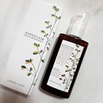 ナチュクレールのマルチ美容液を使用しました🎶こちらは化粧水と美容液が一緒になったもので、スクワランが配合されているからこれ1本で大丈夫！.シミ、しわ、たるみ、乾燥など女性の悩みに対応してく&hellip;のInstagram画像